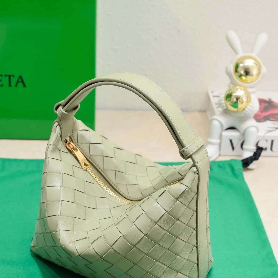 Batch 1360 #BvWallace Shoulder Lunch Bag 🔥 A lunch box bag that you can just grab and go. It is made of classic intrecciato weaving technology and reflects the craftsmanship of Bottega. The entire bag is made of top-grade happa lambskin. It is very soft and lightweight. The small bag shape is cute and exquisite. The interior capacity is also very large and can be carried under the arm. It is quite practical! The bottom of the bag is made of gold metal to prevent wear and tear. The details are really good! Choose this elegant commuting bag for Zaoba people~ Size: 22x13x9.5, model number; 7748#